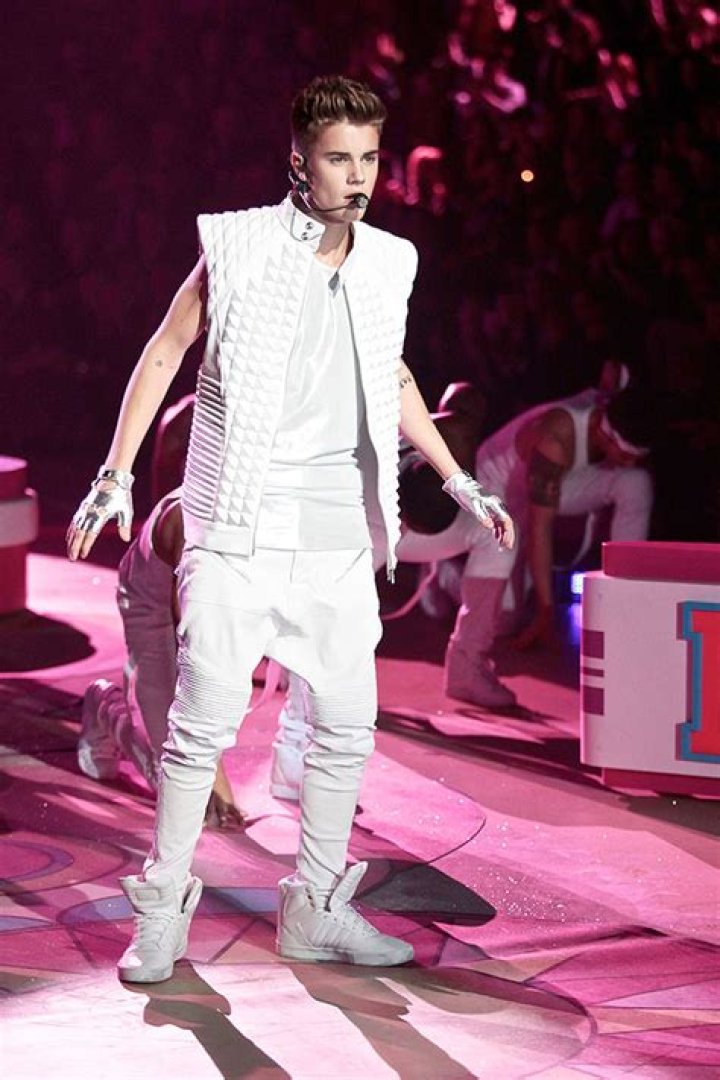 Justin Bieber’s 13 Hottest Performance Looks Of All-Time: Photos – Hollywood Life