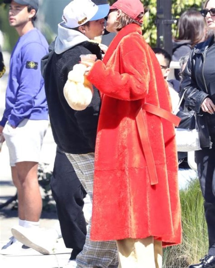 Justin & Hailey Bieber Spend Time With His Siblings In Family Photos – Hollywood Life