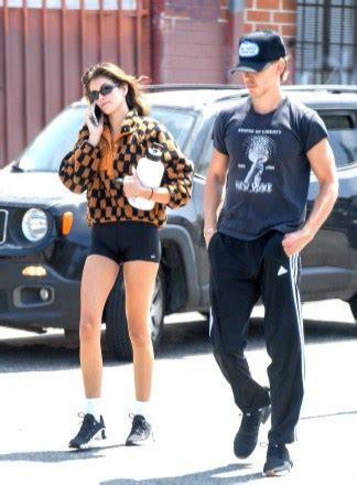 Kaia Gerber Hilariously Struggles To Spray Perfume While Imitating Fragrance Ad In Her Cast