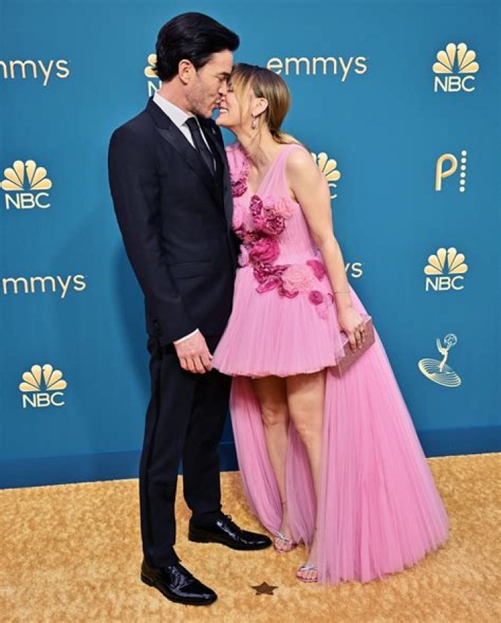 Kaley Cuoco & Tom Pelphrey