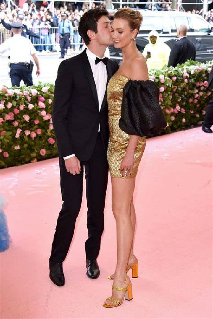 Karlie Kloss and Joshua Kushner seen holding hands in Soho,New York City Pictured: Karlie Kloss,Joshua Kushner Ref: SPL5000856 020618 NON-EXCLUSIVE Picture by: Robert O'neil / SplashNews.com Splash News and Pictures Los Angeles: 310-821-2666 New York: 212-619-2666 London: 0207 644 7656 Milan: +39 02 4399 8577 Sydney: +61 02 9240 7700 World Rights