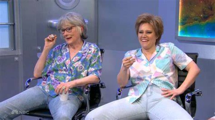 Kate McKinnon’s ‘Ruth Bader Ginsburg’ Flirts With ‘Dr. Fauci’ In Hilarious ‘SNL’ Sketch: ‘Answer My DMs’