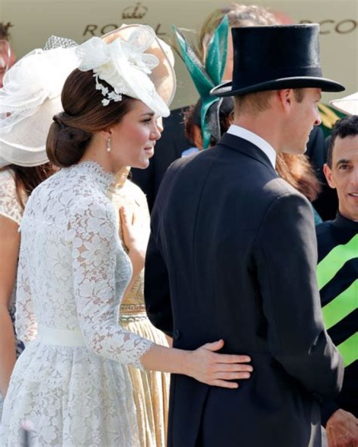 Kate Middleton & Prince William Share Awkward PDA Moment: Watch – Hollywood Life