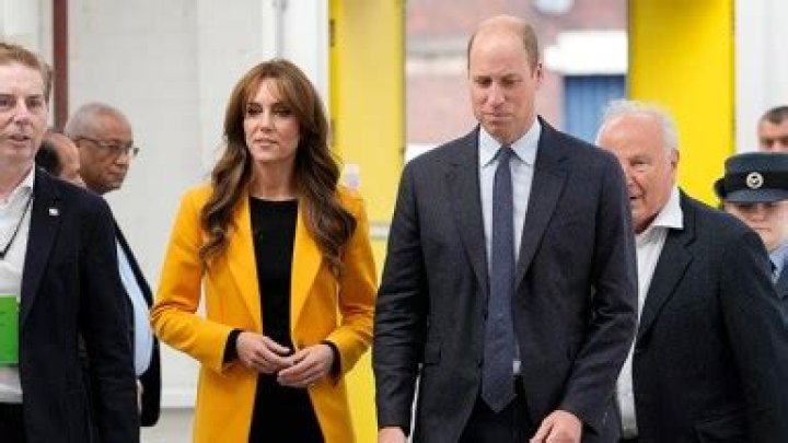Kate Middleton Rocks Yellow Blazer for Mental Health Day Event: Photos – Hollywood Life