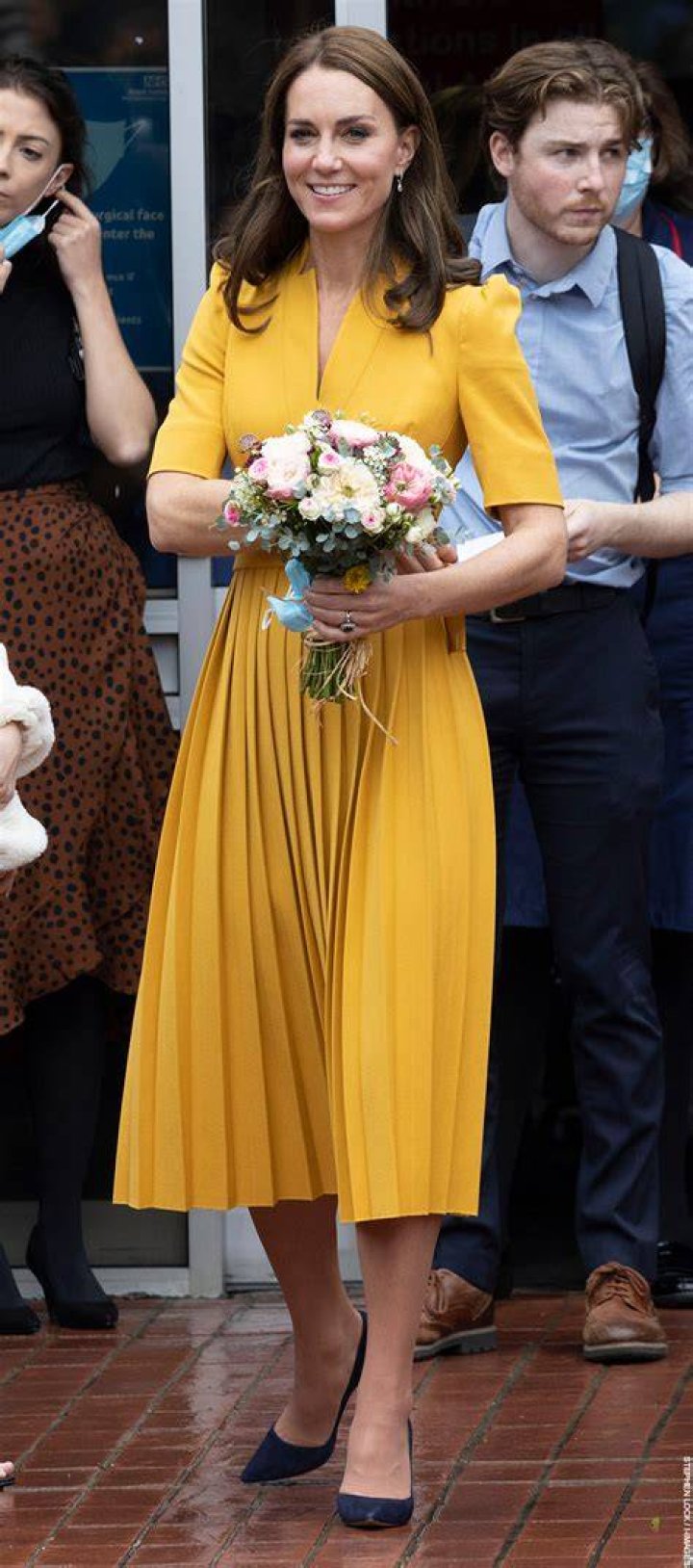 Kate Middleton’s Yellow Dress At Thanksgiving During Jubilee: Photos – Hollywood Life
