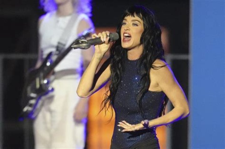 Katy Perry Performs For First Time Since Pregnancy Announcement: Pics – Hollywood Life