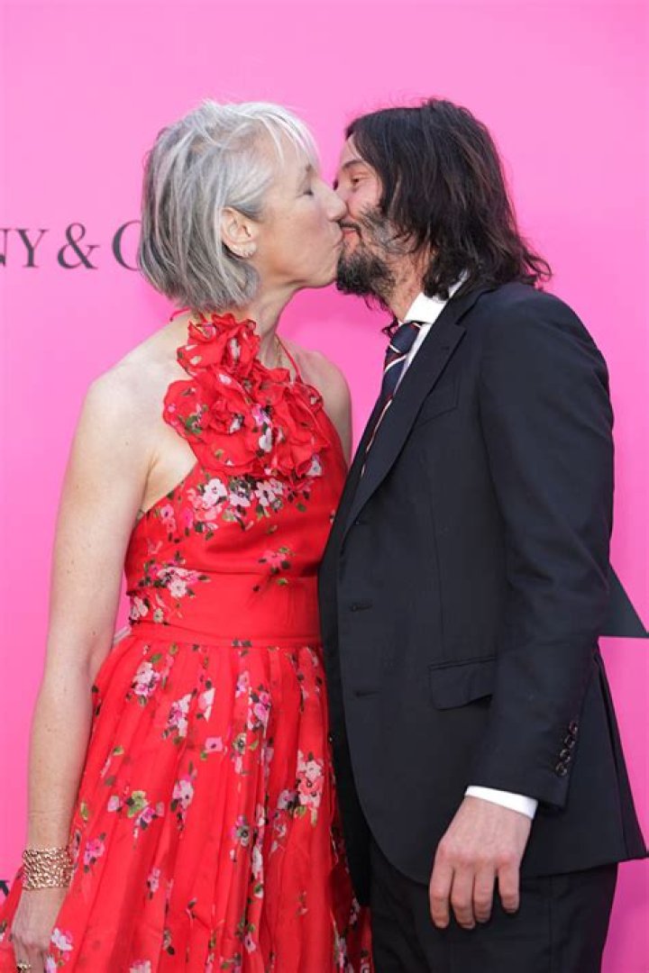 Keanu Reeves Shows Off Buzz Cut Hair & Kisses GF Alexandra Grant – Hollywood Life