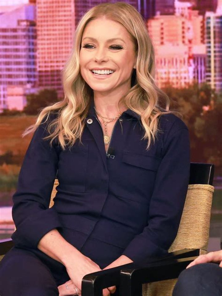 Kelly Ripa, 48, Credits The Alkaline Diet For Her Insane Bikini Body: Here’s How It Works