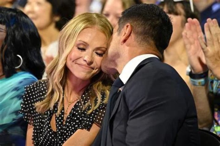 Kelly Ripa Gets Teary Mourning ‘Dear Friend’ John Callahan On ‘Live’: ‘He Died Way Too Soon’