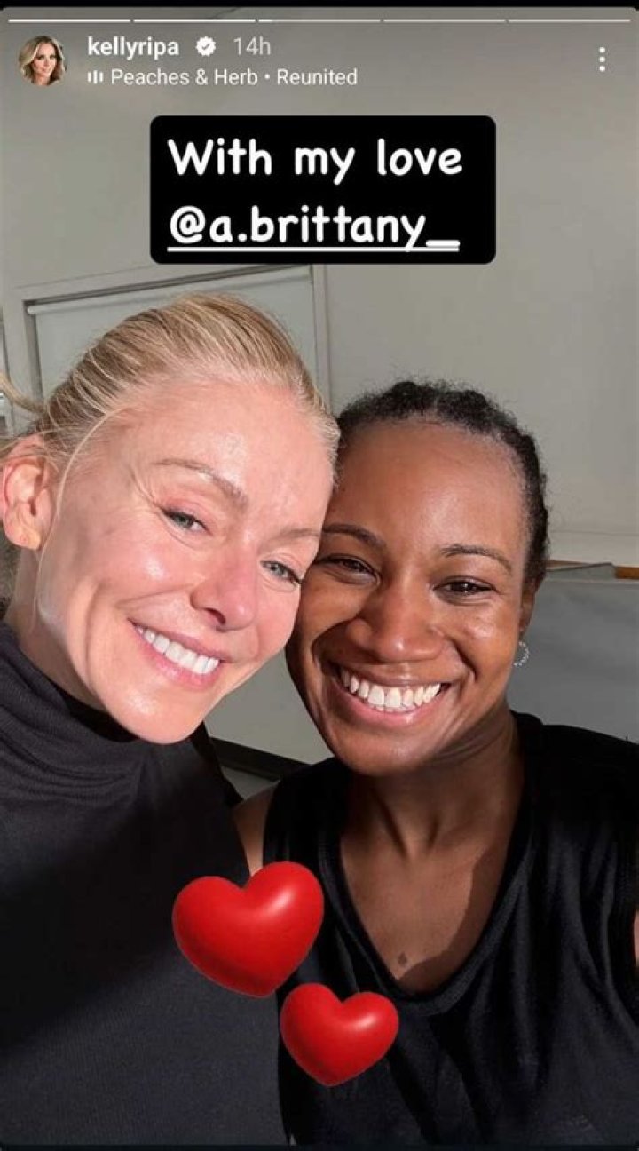 Kelly Ripa Goes Without Makeup On Talk Show — Love It? Vote