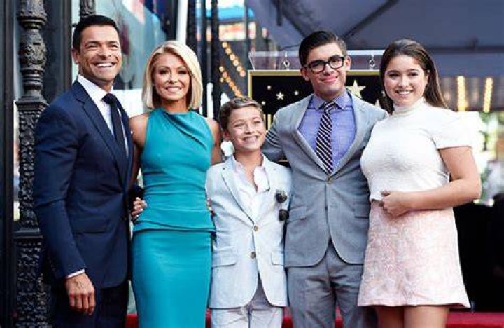 Kelly Ripa & Mark Consuelos Visit Son Joaquin At College For Wrestling – Hollywood Life