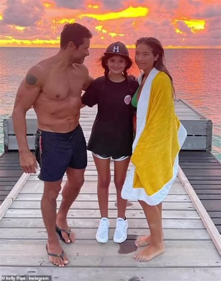 Kelly Ripa’s One-Piece Swimsuit With Mark Consuelos Shirtless – Photo – Hollywood Life