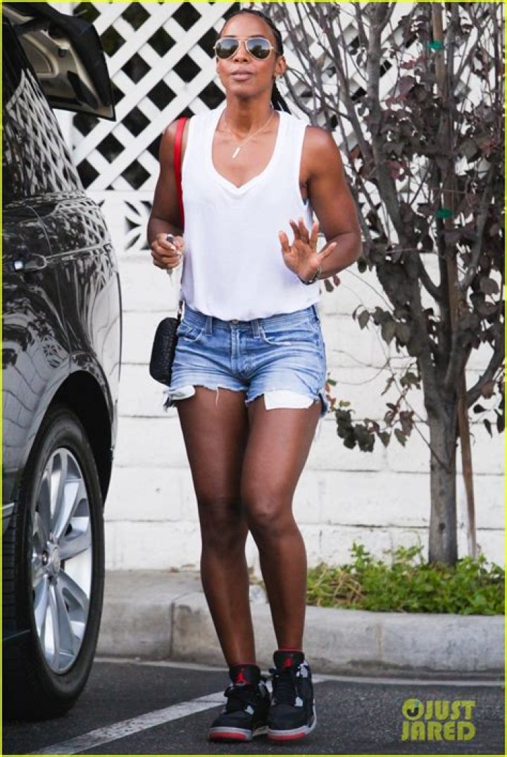 Kelly Rowland shows off her baby bump while visiting a friend. 19 Oct 2020 Pictured: Kelly Rowland. Photo credit: P&P / MEGA TheMegaAgency.com +1 888 505 6342 (Mega Agency TagID: MEGA708786_007.jpg) [Photo via Mega Agency]