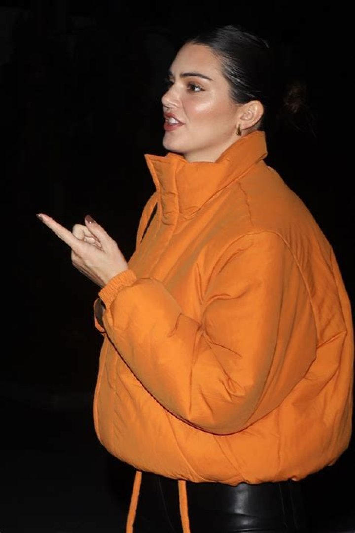 Kendall Jenner and friends buy some candy from a young street vendor as she and father Caitlyn Jenner head to the Clippers Game at Crypto.com Arena in Los Angeles, CA. Pictured: Kendall Jenner,Caitlyn Jenner Ref: SPL5496636 231022 NON-EXCLUSIVE Picture by: Damian Avitia / London Entertainment / SplashNews.com Splash News and Pictures USA: +1 310-525-5808 London: +44 (0)20 8126 1009 Berlin: +49 175 3764 166 World Rights