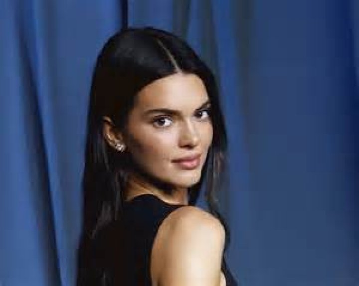 Kendall Jenner goes blonde at fashion week