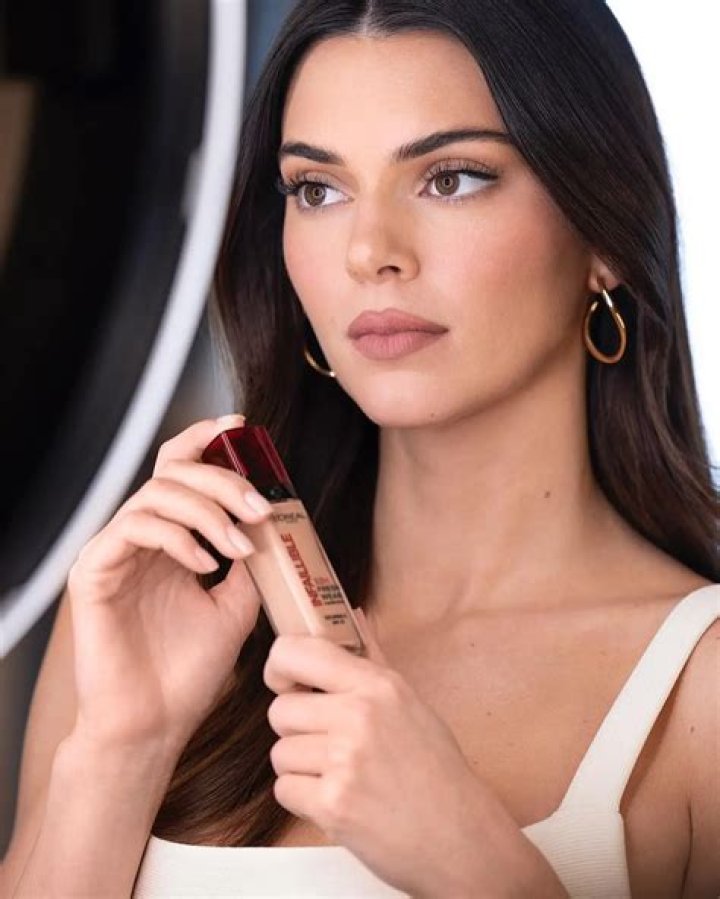 Kendall Jenner In A Creme Crop Top