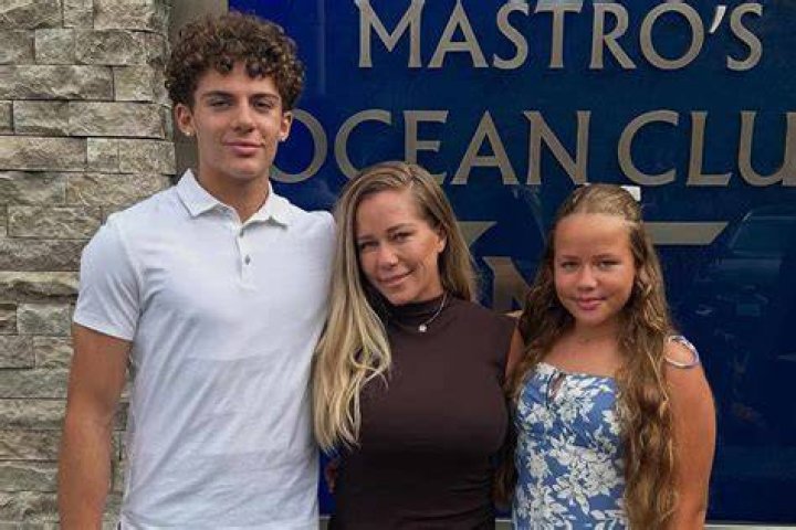 Kendra Wilkinson and her kids make a grocery run to Bristol Farms