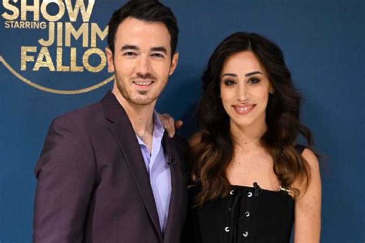 Kevin & Danielle Jonas With Their Daughter