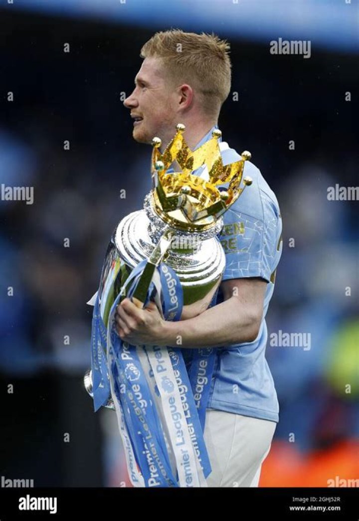 Kevin De Bruyne of Manchester City (2R) and teammates argue with referee Kevin Friend (R) during the Carabao Cup semi final second leg match between Manchester City and Manchester United in Manchester, Britain, 29 January 2020. Manchester City vs Manchester United, United Kingdom - 29 Jan 2020