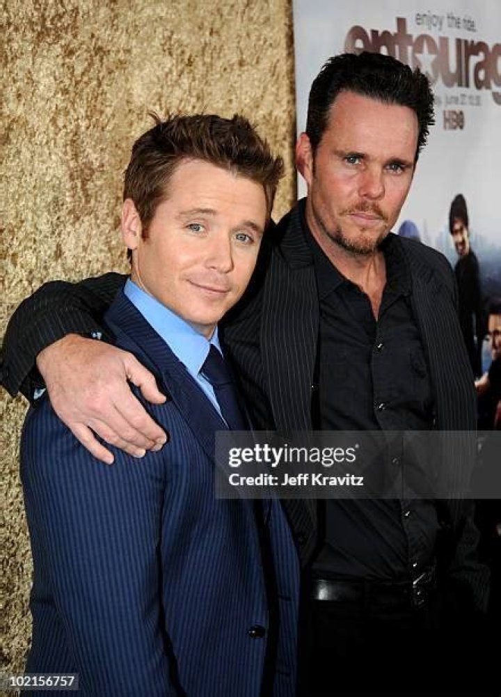 Kevin Dillon & Kevin Connolly pose at the &lsquo;Entourage: The Movie&rsquo; premiere