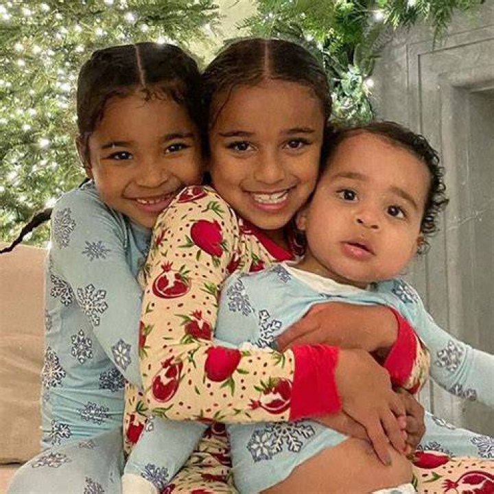 Khloe Kardashian’s 2 Kids and Niece Dream Pose in Matching Pajamas – Hollywood Life