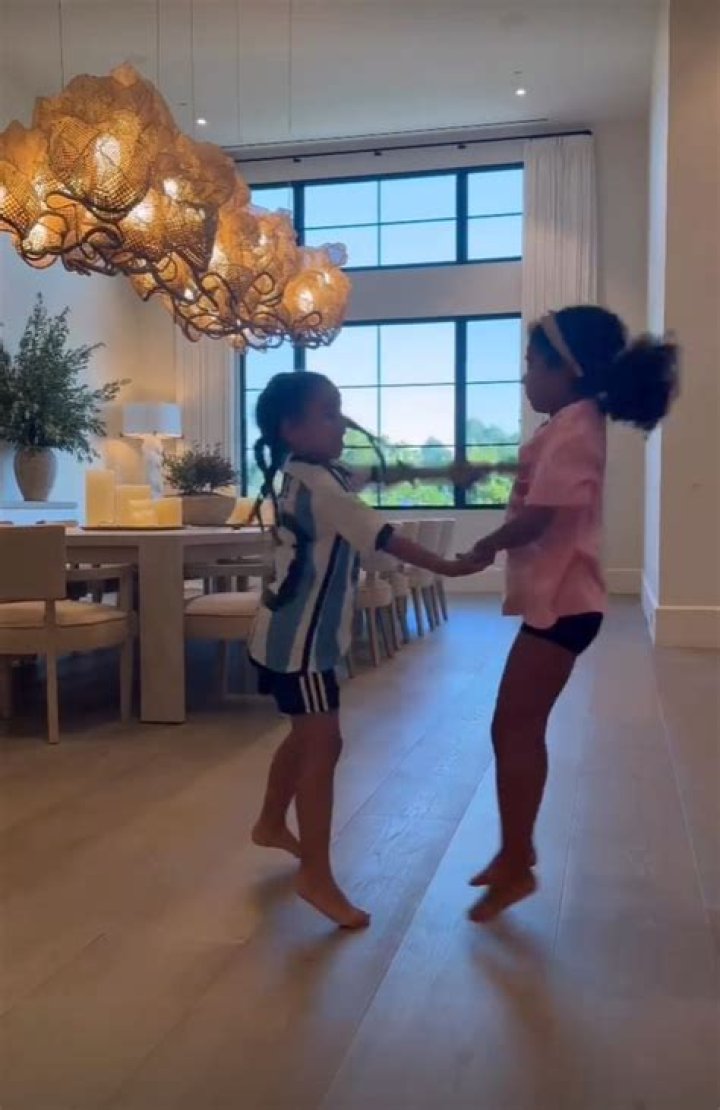 Khloe Kardashian & True Thompson, 1, Show Off Their Morning ‘Trolls’-Themed Dance Routine: Video