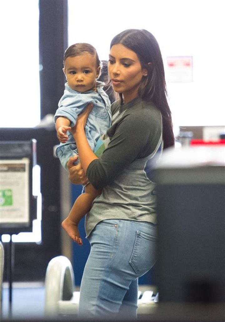 Kim Kardashian carrying North West in pari