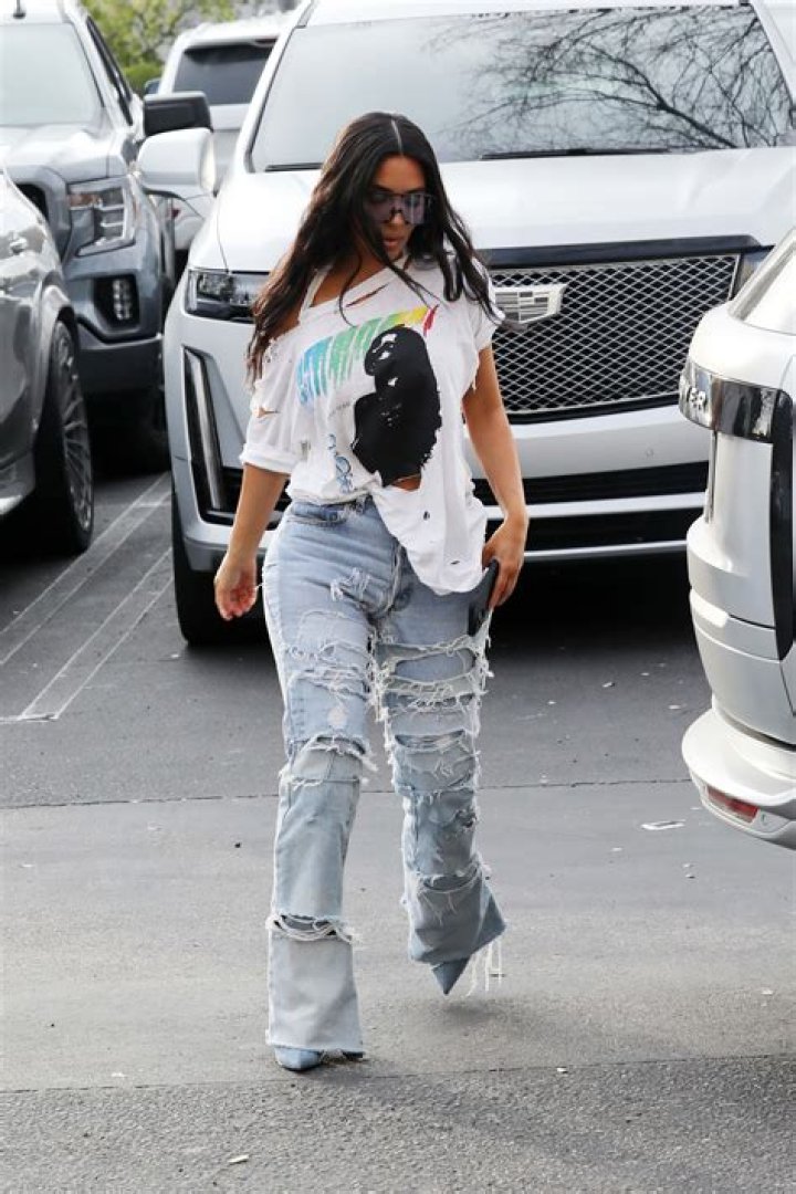 Kim Kardashian In &lsquo;I Love Nerds&rsquo; Shirt