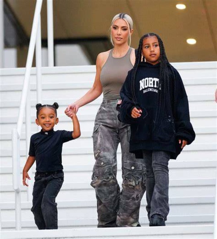 Kim Kardashian Rocks Black Crop Top & Spandex On Palm Springs Vacation – Hollywood Life