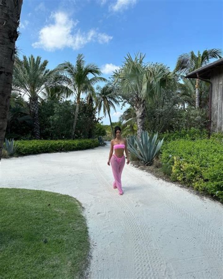 Kim Kardashian Rocks Hot Pink Bikini Top & Short Shorts In Hawaii: ‘Aloha’