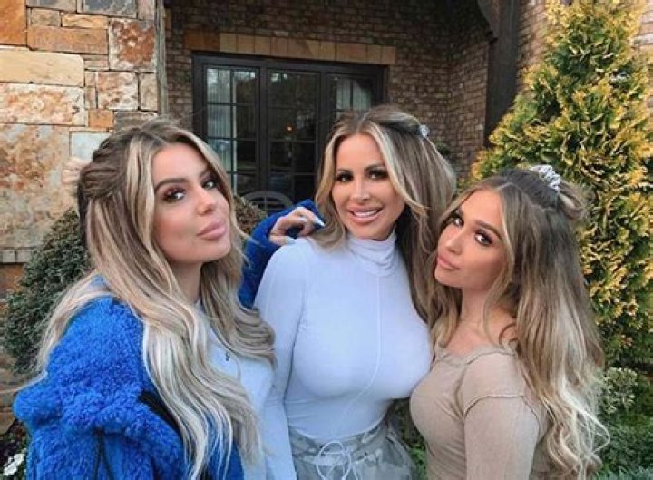Kim Zolciak’s Daughters Snap Selfie With Her & They Look Like Triplets – Hollywood Life