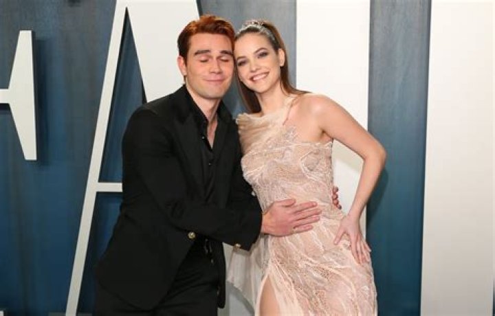 kj apa clara berry
