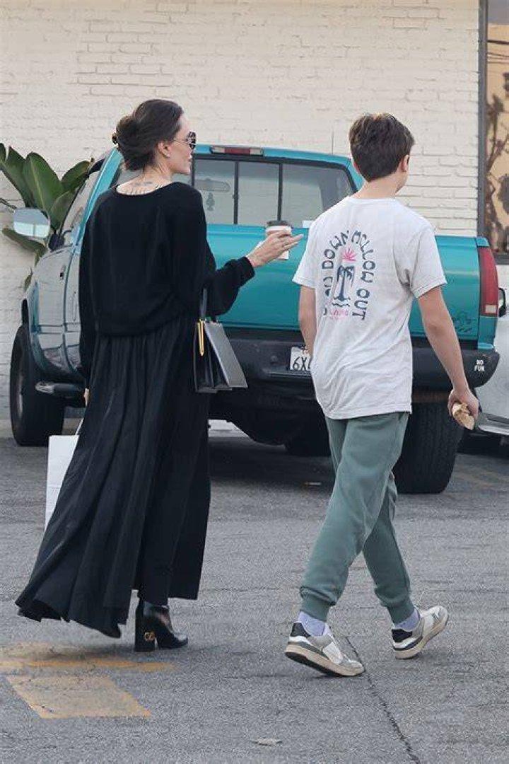 Knox Jolie-Pitt’s Height is Taller Than Mom Angelina: Photos – Hollywood Life