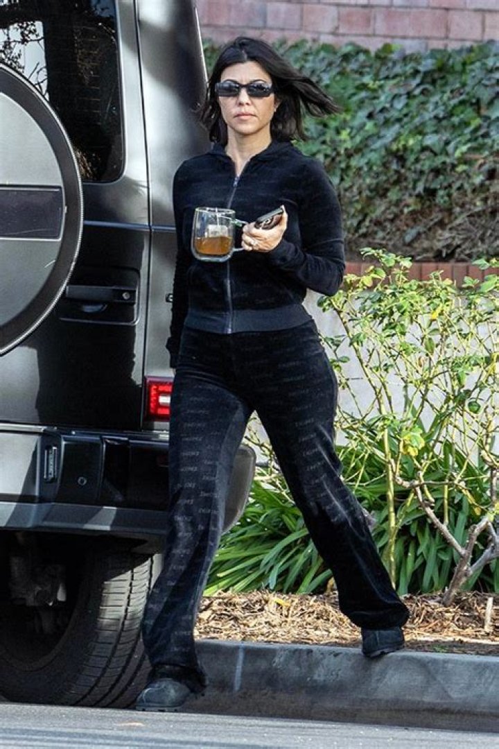 Kourtney Kardashian Runs Errands