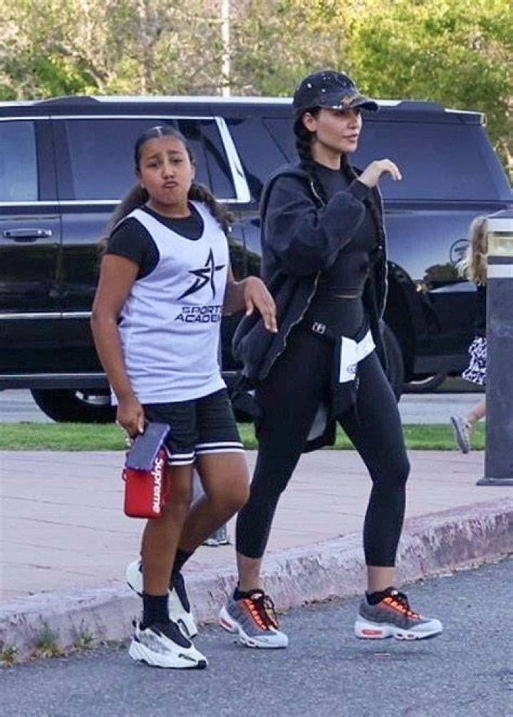 Kourtney Kardashian ‘Stepped Up’ For Kim & Kept North West ‘Distracted’ After Kanye’s Twitter Rants
