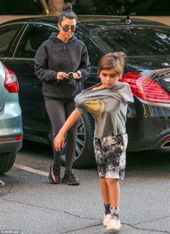 Kourtney Kardashian takes son Mason to class in Los Angeles, CA Pictured: Kourtney Kardashian and Mason Disick,Kourtney Kardashian Mason Disick Ref: SPL1420438 100117 NON-EXCLUSIVE Picture by: SplashNews.com Splash News and Pictures USA: +1 310-525-5808 London: +44 (0)20 8126 1009 Berlin: +49 175 3764 166 World Rights