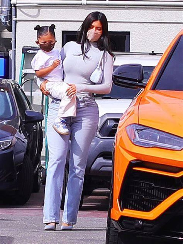 Kylie Jenner’s Pink Rolls-Royce SUV Includes ‘Stormi’s Mom’ Plate – Hollywood Life