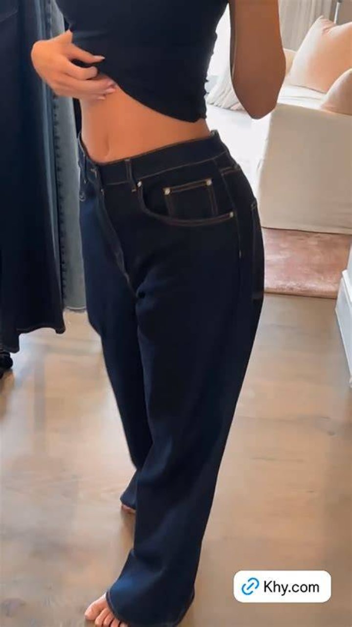 Kylie Jenner Shows Off Flat Stomach & Reveals She’s Working Out ‘Every Other Day’ For Summer 2020