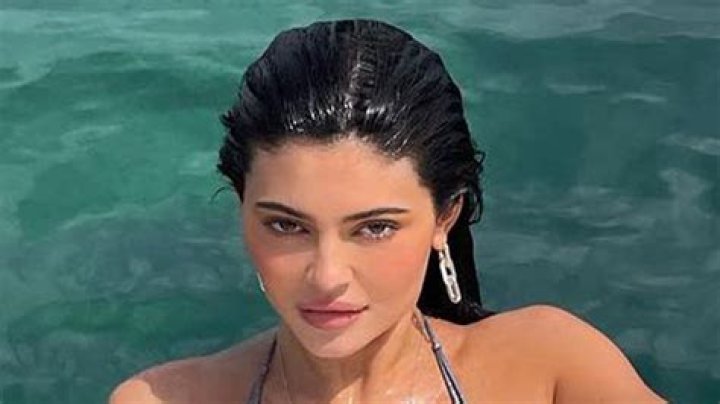 Kylie Jenner Wears Pink Bikini By Pool: Photos – Hollywood Life