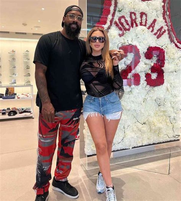 Larsa Pippen wears a crop top while shopping