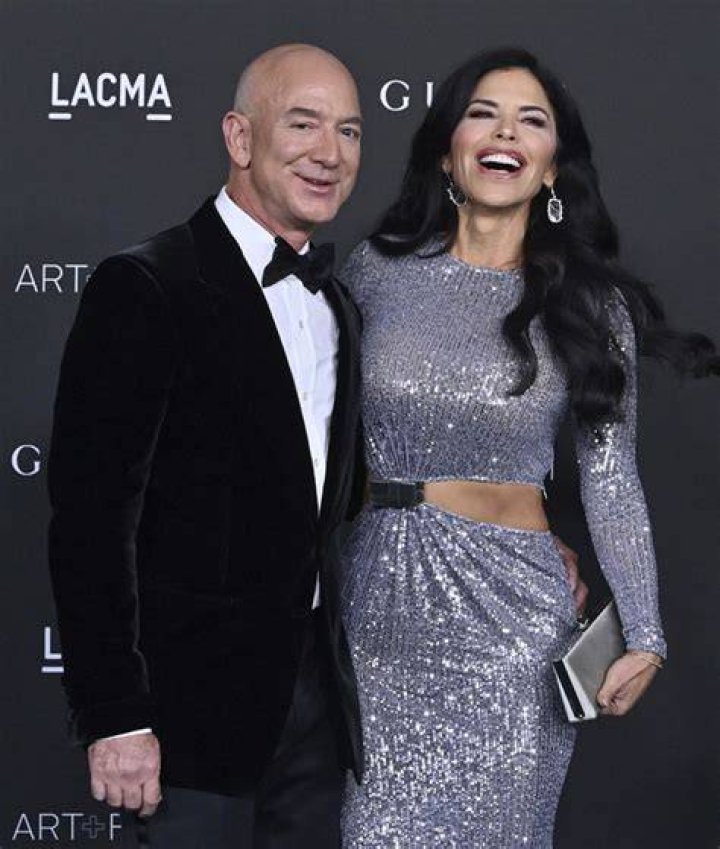 Lauren Sanchez & Jeff Bezos Make Out During Justin Bieber’s Revolve Concert – Watch