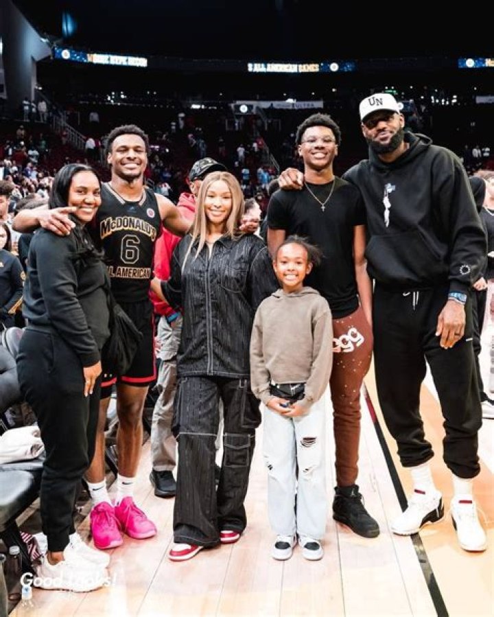 LeBron James Gazes At His Wife Of 6 Years Savannah After His Game & Fans Live For It: ‘Love Is Beautiful’