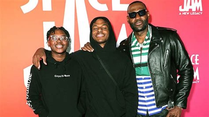 LeBron James & Sons Pose On ‘Sports Illustrated’ Cover Together – Hollywood Life