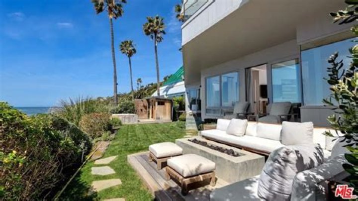 Leonardo DiCaprio’s Malibu Beach House Filled With ‘Titanic’ Memorabilia – Hollywood Life