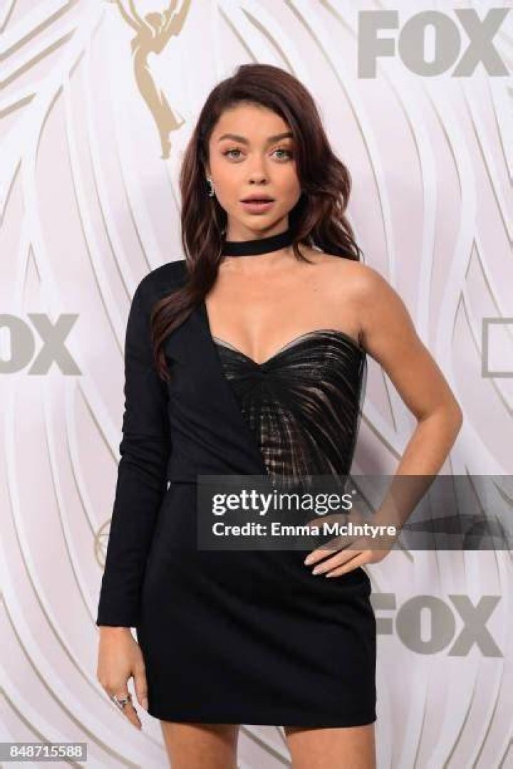 Los Angeles, CA -Sarah Hyland and Wells Adams return home from the dog park with their large dogs during the COVID-19 safer at home order. Pictured: Sarah Hyland BACKGRID USA 28 APRIL 2020