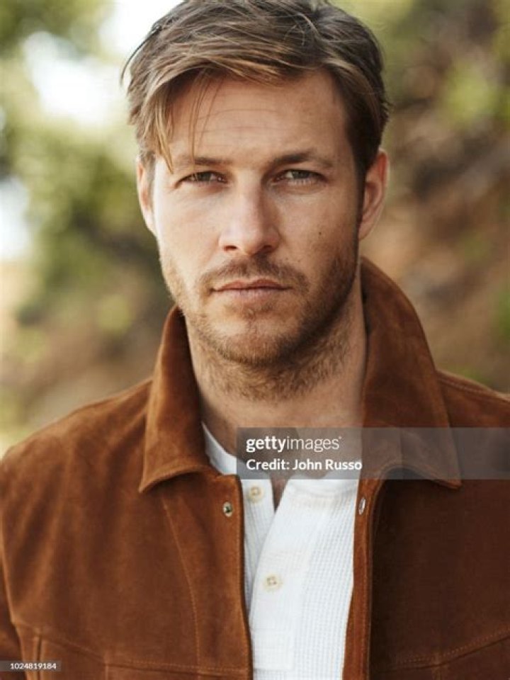 Luke Bracey — Pics