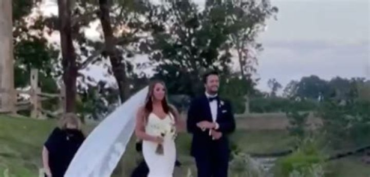 Luke Bryan’s Niece Has Wedding & He Walks Her Down The Aisle – Hollywood Life