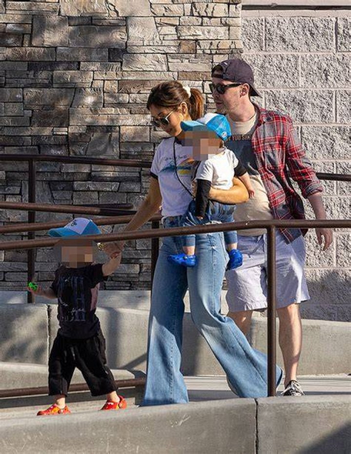 Macaulay Culkin & Brenda Song Take Kids On Frozen Yogurt Outing – Hollywood Life