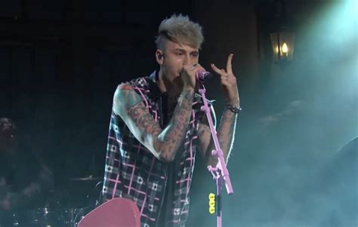 Machine Gun Kelly Performs ‘Lonely’ & ‘My Ex’s Best Friend’ – Hollywood Life