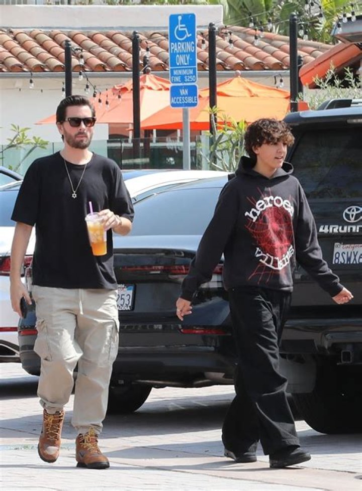 Malibu, CA - *EXCLUSIVE* Scott Disick walks along the beach in Malibu with his two youngest kids Reign and Penelope and a friend. Reign Aston now has a new mohawk haircut after saying goodbye to his signature long locks last month.Pictured: Scott DisickBACKGRID USA 26 SEPTEMBER 2020 USA: +1 310 798 9111 / : +44 208 344 2007 / *UK Clients - Pictures Containing ChildrenPlease Pixelate Face Prior To Publication*